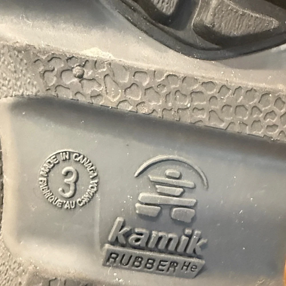Kamik girls winter snow boots size 3 .